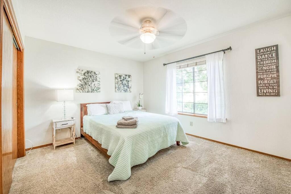 فيلا Stylish 3Br/2Ba Retreat W/ Pool! Dream Getaway فريسنو المظهر الخارجي الصورة