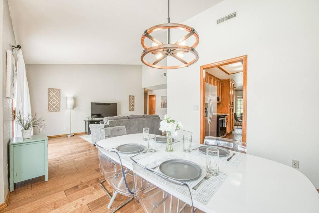 فيلا Stylish 3Br/2Ba Retreat W/ Pool! Dream Getaway فريسنو المظهر الخارجي الصورة
